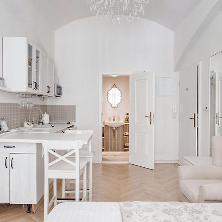 Apartments With The Lions Прага Экстерьер фото