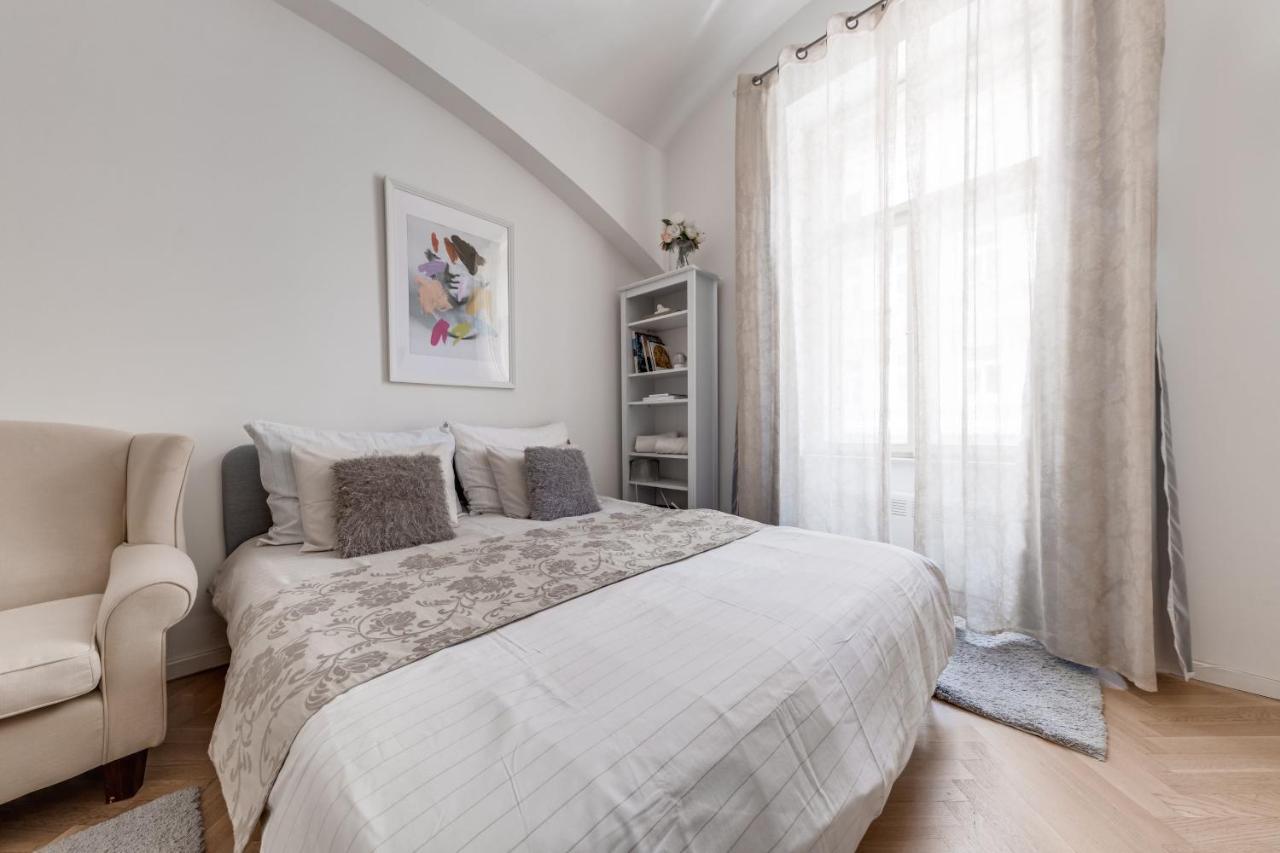 Apartments With The Lions Прага Экстерьер фото